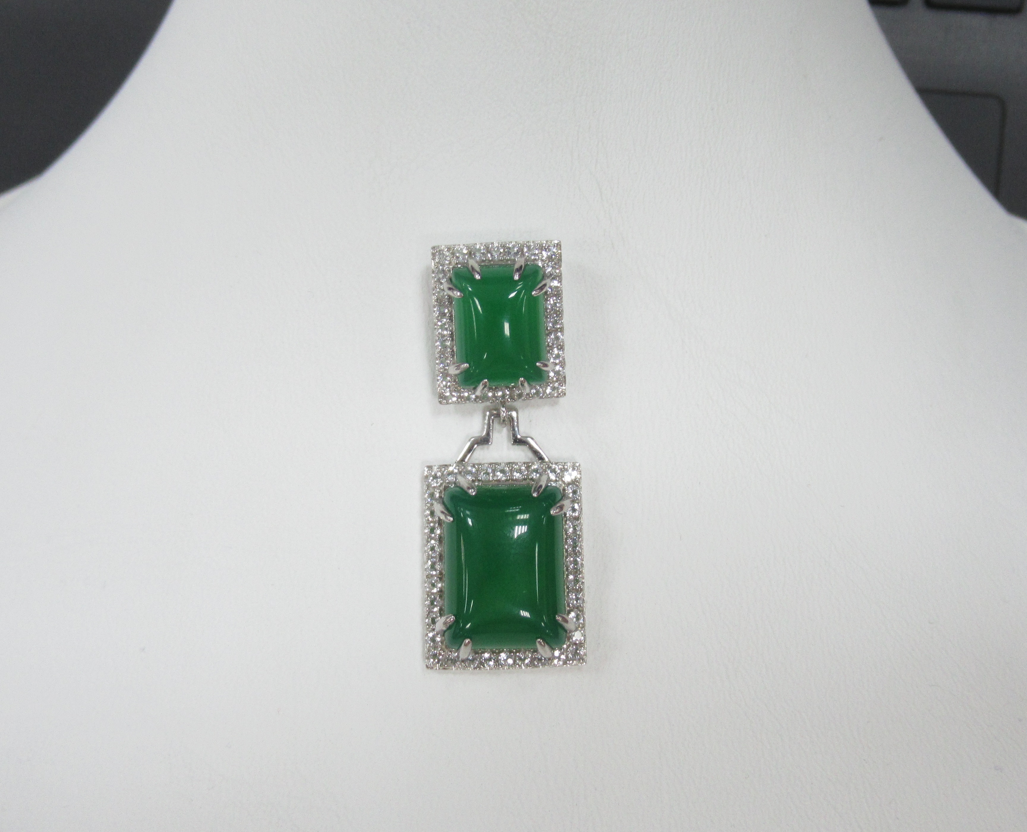 Серебряная подвеска с зелеными халцедонами